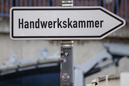 Geht es darum, einen geeigneten Fachbetrieb in der Nähe zu finden, kann die Handwerkskammer einen ersten Überblick geben. - © Robert Michael/dpa
