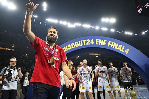Holte den zehnten Titel in seiner Amtszeit als Trainer des SC Magdeburg: Bennet Wiegert. - © Marius Becker/dpa
