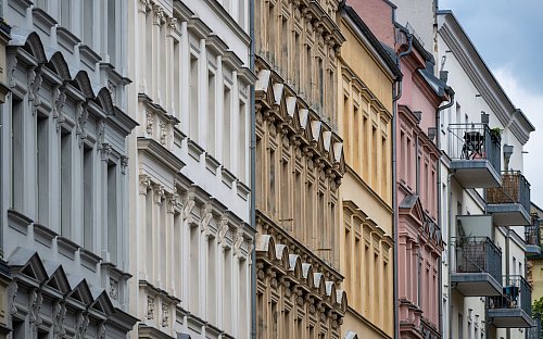 Die Mieten steigen weiter, vor allem in Metropolen und anderen Großstädten (Archivbild). - © Monika Skolimowska/dpa