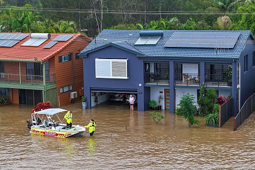 Viele Häuser stehen völlig unter Wasser. - © Lindsay Moller/AAP/dpa