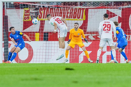 Kölns Lemperle köpft das 1:0 gegen Kiel - © Rolf Vennenbernd/dpa