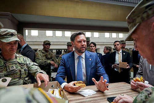 Die Vertreter der Trump-Regierung ließen sich mit den Soldaten in einem Fastfoodrestaurant ablichten. - © Alexander Drago/Pool Reuters / AP/dpa