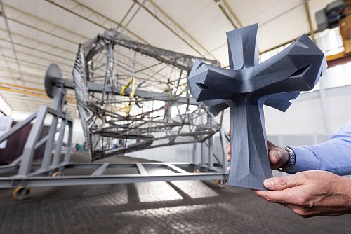 Das Kreuz soll zehn Meter hoch werden. (Archivbild) - © Marijan Murat/dpa