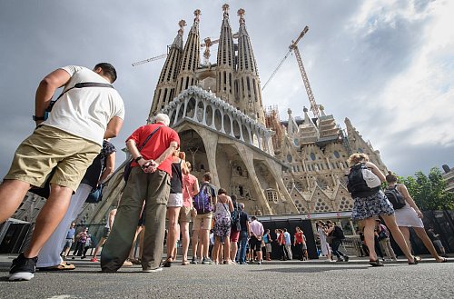 Barcelona lockt bald auch mit dem höchsten Kirchturm der Welt. (Archivbild) - © Matthias Balk/dpa/dpa-tmn