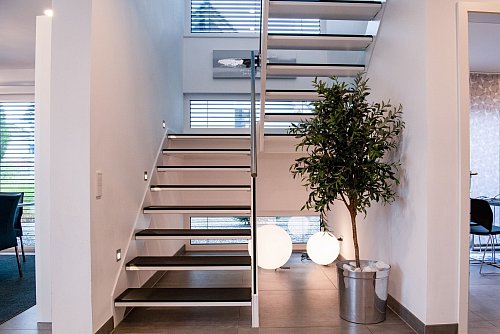 Orientierungslichter helfen, Teppichkanten oder Stufen auch dann zu erkennen, wenn es recht dunkel ist. - © Laura Ludwig/dpa-tmn