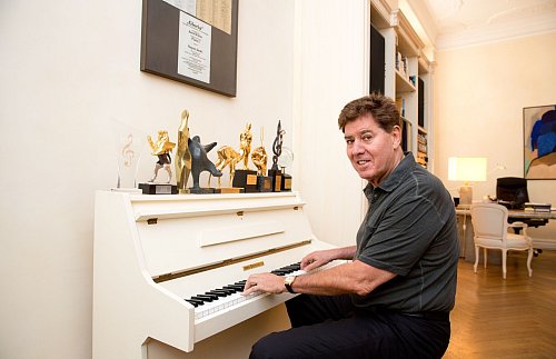 Der als Horst Nußbaum in Köln geborene gilt als einer der erfolgreichsten deutschen Musikproduzenten. - © Jörg Carstensen/dpa