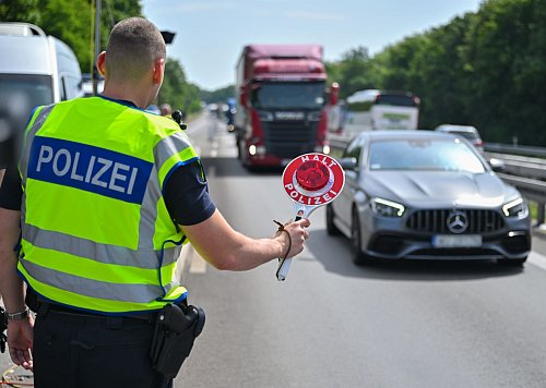 Union besteht auf Zurückweisung von Flüchtlingen an der Grenze. (Symbolbild) - © Patrick Pleul/dpa