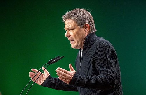 Der Grünen-Kanzlerkandidat warnt Merz. - © Michael Kappeler/dpa