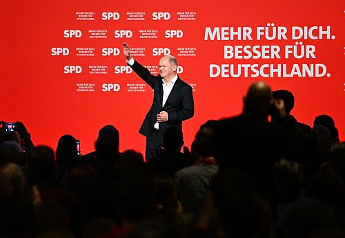 Kanzler Scholz kritisiert die Merz-Pläne - © Arne Dedert/dpa