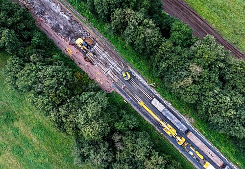 Auch 2026 wird im Schienennetz wieder viel gebaut. Unter anderem drohen fünf Generalsanierungen, den Zugverkehr zu belasten. (Archivbild) - © Jens Büttner/dpa