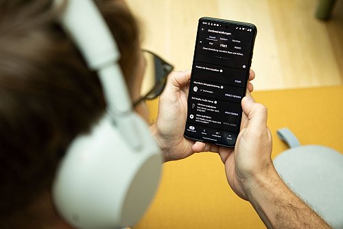 Die App Sound Connect erlaubt Feineinstellungen des Klangs, will dafür aber auch ganz schön viel Informationen haben. Es geht mit etwas Verzicht auch ohne sie. - © Christin Klose/dpa-tmn