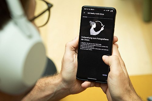 Die App Sound Connect lädt zum Vermessen der Ohren per Foto ein. Das soll den Klang optimieren. Eine wirkliche Veränderung ließ sich nicht feststellen - es wurde aber auch nicht schlechter. - © Christin Klose/dpa-tmn