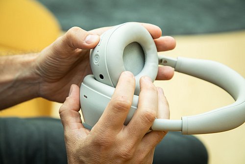Ein großer und gut erfühlbarer Ein-/Ausschalter und daneben der Knopf für die Audiomodi: Sonys Kopfhörer WH-1000XM6 lässt sich auch ohne Hinsehen gut bedienen. - © Christin Klose/dpa-tmn