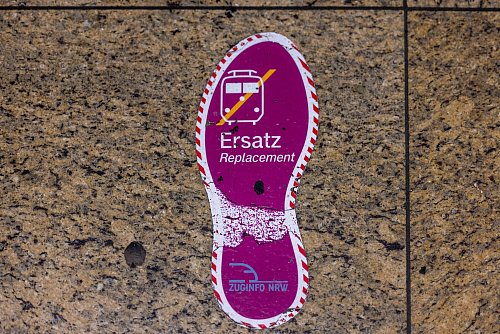 Ersatzbusse sollen teilweise im Zehn-Minuten-Takt fahren - trotzdem werden Reisende deutlich länger unterwegs sein als mit dem Zug. (Archivbild) - © Thomas Banneyer/dpa