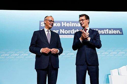 Nach den kommunalen Stichwahlen in NRW kündigte Bundeskanzler Friedrich Merz seinen Besuch bei der Landes-CDU an. (Archivbild) - © Thomas Banneyer/dpa
