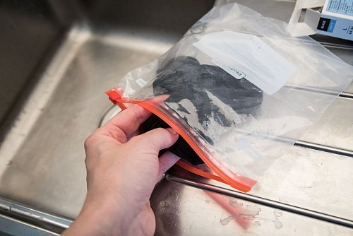 Schritt 2: Die noch feuchte Strumpfhose in einem Plastikbeutel ins Gefrierfach legen. - © Christin Klose/dpa-tmn
