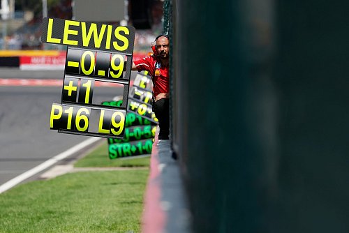 In der Qualifikation gab es nur Platz 16 für Hamilton. - © Stephanie Lecocq/Pool Reuters/AP/dpa