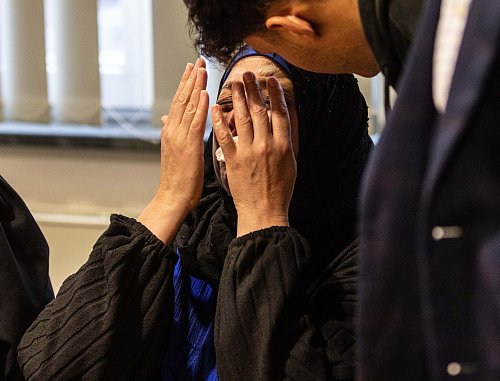 Als sie den mutmaßlichen Mörder ihrer Tochter zum ersten Mal wieder im Gerichtssaal sieht, bricht die Mutter in Tränen aus. - © Dieter Menne/dpa