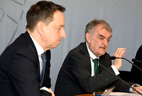 Nordrhein-Westfalens Innenminister Herbert Reul und der Leiter des Landesverfassungsschutzes, Jürgen Kayser, erläutern den neuen rechtlichen Rahmen. (Archivbild) - © Roberto Pfeil/dpa