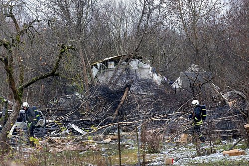 Trümmer des Frachtflugzeugs, das kurz vor dem Flughafen von Vilnius abstürzte. - © Mindaugas Kulbis/AP