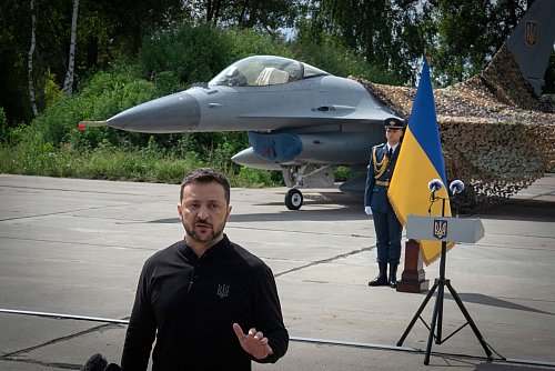 Die Ukraine von Präsident Selenskyj ist nunmehr der größte Rüstungsimporteur der Erde. (Archivbild) - © Efrem Lukatsky/AP/dpa