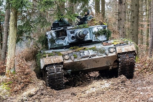 Ein in Deutschland produzierter Leopard-2-Panzer der polnischen Armee nimmt an einer internationalen Militärübung teil. (Archivbild) - © Armin Weigel/dpa