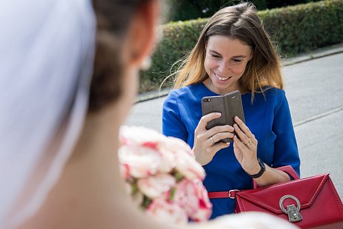Fast jeder Gast ist eine Fotografin oder ein Fotograf: Wer möchte, kann die Bilder direkt vom Smartphone in den geteilten Onlinespeicher hochladen. - © Christin Klose/dpa-tmn