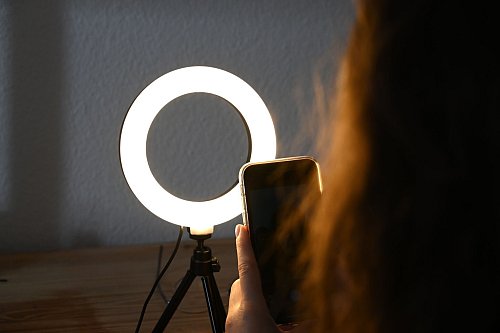 Derzeit wird darüber debattiert, das Mindestalter für Social Media von 13 auf 16 anzuheben, wie die Bundeszentrale für Kinder- und Jugendmedienschutz mitteilt. (Archivbild) - © Niklas Graeber/dpa