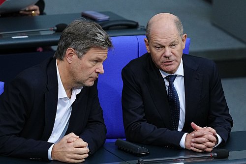 Beim Thema "Zustrombegrenzungsgesetz" waren sich die Parteien von Kanzler Scholz (SPD) und Wirtschaftsminister Habeck (Grüne) einig. - © Kay Nietfeld/dpa