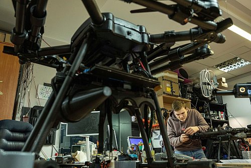 Die Ukraine hat ihre Drohnenproduktion stark ausgebaut. (Archivbild) - © Evgeniy Maloletka/AP/dpa