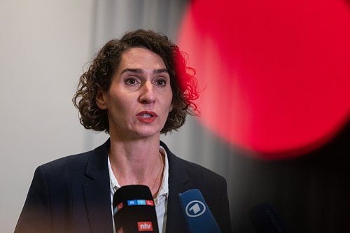 Knackpunkt für die EVG war vor allem die lange Laufzeit, die nun 33 Monate beträgt. - © Christophe Gateau/dpa