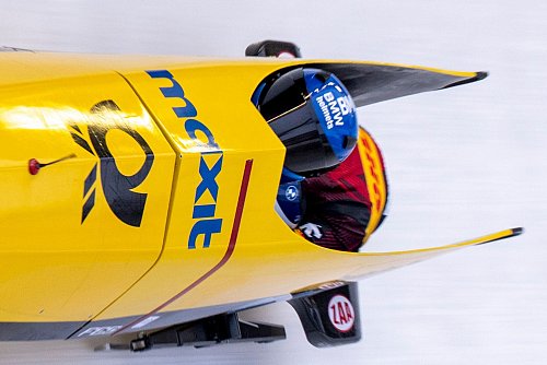 Lisa Buckwitz (vorn) und Kira Lipperheide gewinnen in Winterberg im Zweierbob. - © David Inderlied/dpa