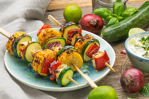 Die gemüsigen Antipasti-Spieße mit Halloumi sind nicht nur farbenfroh, sondern schmecken auch. Alle Zutaten sollten eine ähnliche Garzeit haben. - © Ariane Bille/BVEO/dpa-tmn