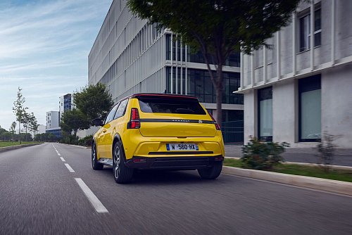 Klein, knackig und mit Konturen: Der neue R5 zitiert den alten, ohne ihn nur plump zu kopieren. - © Yannick Brossard/Renault/dpa-tmn