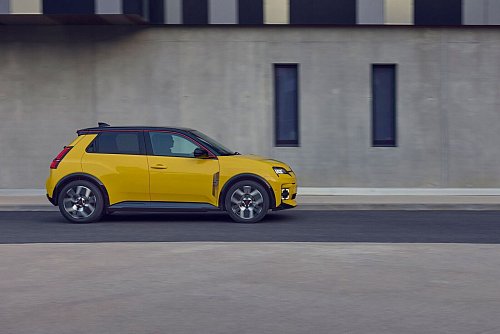 Fahr fort mit mir, kleiner Freund: In der Stadt flink, verlor der Tester aber auch nach dem Ortsschild nicht den Spaß am R5. - © Yannick Brossard/Renault/dpa-tmn