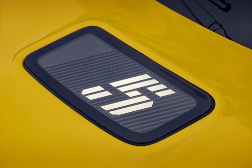Wie ein Mega-Handy: In die Motorhaube ist - recht prominent - eine Ladestandsanzeige integriert. - © Yannick Brossard/Renault/dpa-tmn