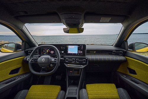 Moderne Zeiten und Zitate: Digitales Cockpit, Bildschirm und ein geriffeltes Armaturenbrett, das an den ersten R5 erinnert. - © Yannick Brossard/Renault/dpa-tmn