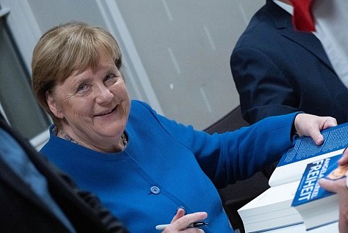 Angela Merkels 736 Seiten langes Buch ist Ende November erschienen. (Archivbild) - © Stefan Sauer/dpa