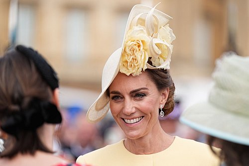 Bei der Gartenparty trug Kate ein pastellgelbes Kleid mit passendem Kopfschmuck, einem sogenannten Fascinator. - © Aaron Chown/PA Wire/dpa