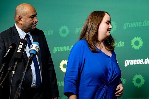 Gemeinsam verkünden Omid Nouripour und Ricarda Lang, dass sie Mitte November den Co-Vorsitz der Grünen abgeben werden. - © Fabian Sommer/dpa