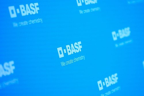 Im dritten Quartal verbucht BASF wieder mehr Nettogewinn. - © Uwe Anspach/dpa