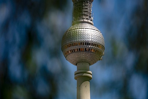 Die Kugel des Berliner Fernsehturms glänzt in der Sonne. (Archivbild) - © Paul Zinken/dpa