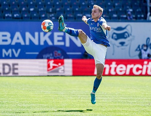 Bereits bis 2022 spielte Becker beim S04. - © Axel Heimken/dpa