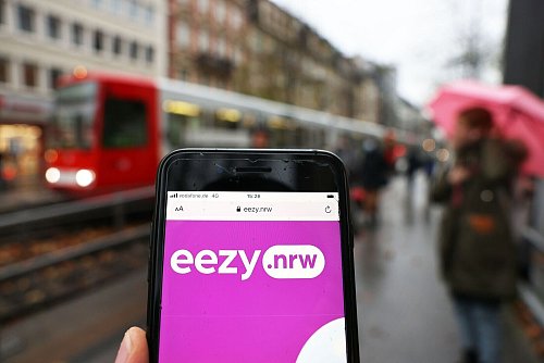 Die Verkehrsverbünde werben für den Tarif «eezy.nrw». (Archivbild) - © Oliver Berg/dpa