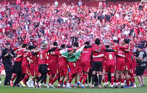 Nach dem Abpfiff wurde in Anfield ausgelassen gefeiert. - © Peter Byrne/PA Wire/dpa