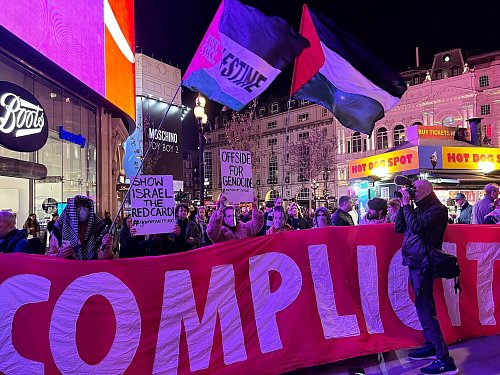 Der Konflikt beschäftigt den Fußball schon länger. - © Jan Mies/dpa