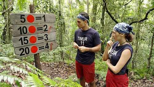 Bei der Schatzsuche stehen Alessia Herren und Timur Ülker vor einer kniffligen Herausforderung. - © --/RTL/dpa