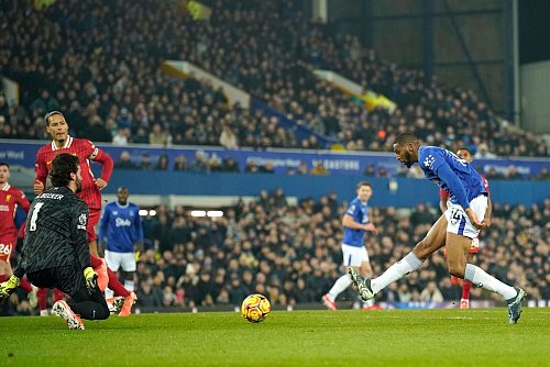 Evertons Beto (r) erzielt den Führungstreffer für seine Mannschaft. - © Dave Thompson/AP/dpa