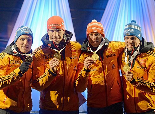 2015 holten Erik Lesser (links) mit Arnd Peiffer, Daniel Böhm und Simon Schempp das bislang letzte WM-Gold für die deutsche Männer-Staffel. - © picture alliance / dpa