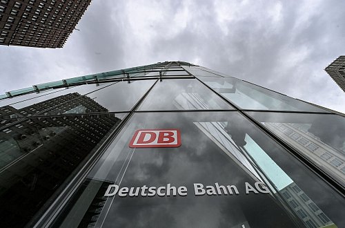 Der bundeseigene Konzern steckt in einer tiefen Krise. - © Jens Kalaene/dpa